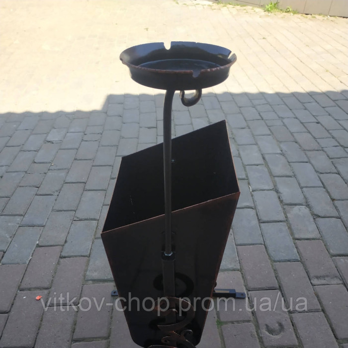 Сміттєвий бак з попільничкою присутні ковані деталі